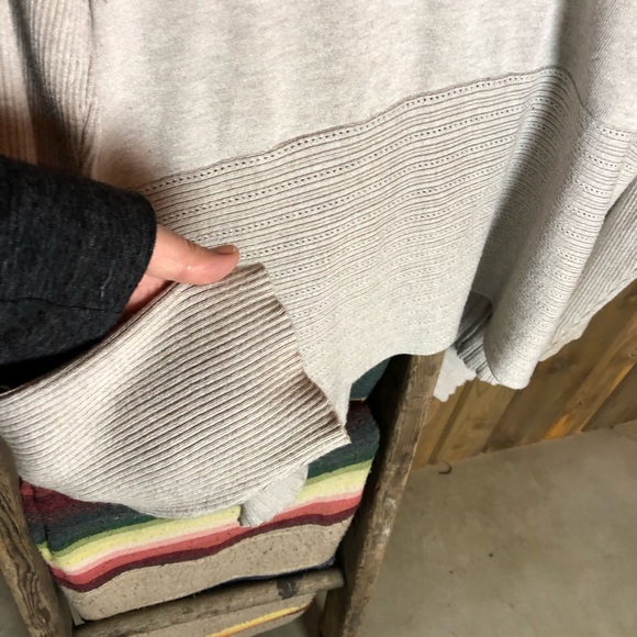 Linda Matthews sweater cardigan. - Picture 5 of 5